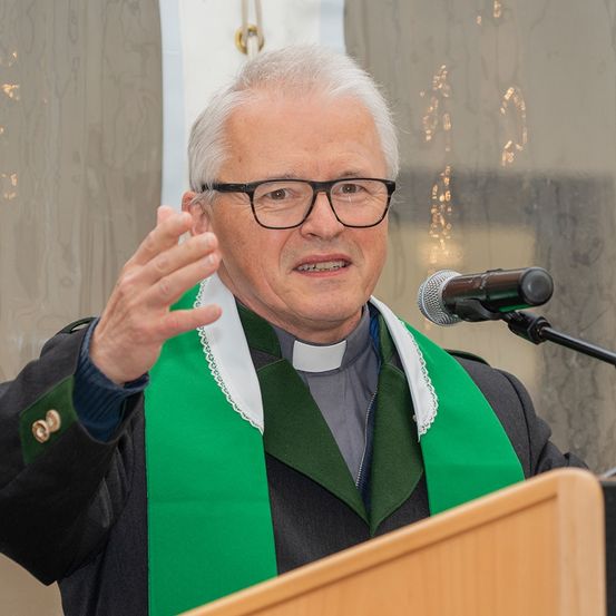 Bild enthält, Adult, Male, Man, Person, Priest, Glasses, Microphone, Face, Head, People