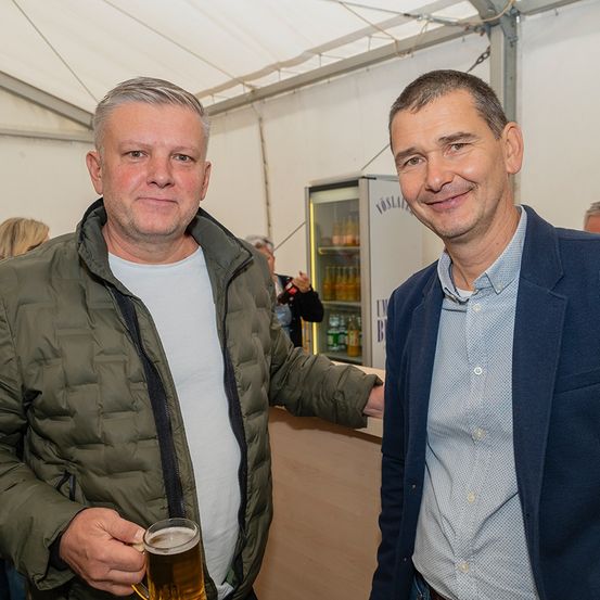 Bild enthält, Beer, Coat, Jacket, Suit, Adult, Male, Man, Person, Glass, Face