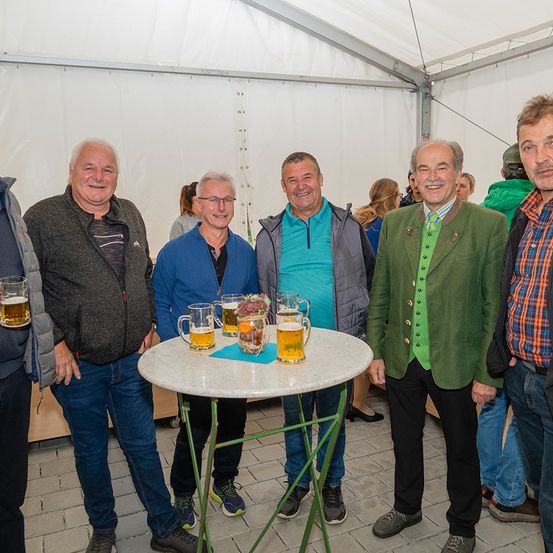 Bild enthält, Coat, Jacket, Jeans, Pants, People, Person, Beer, Adult, Male, Man