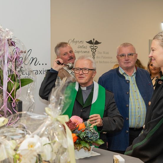 Bild enthält, Flower, Flower Arrangement, Flower Bouquet, People, Person, Adult, Male, Man, Female, Woman