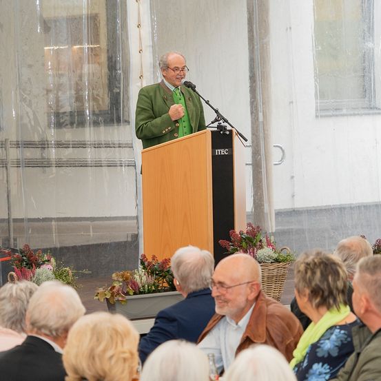 Bild enthält, Crowd, Person, Audience, Speech, Podium, Adult, Male, Man, Boy, Child