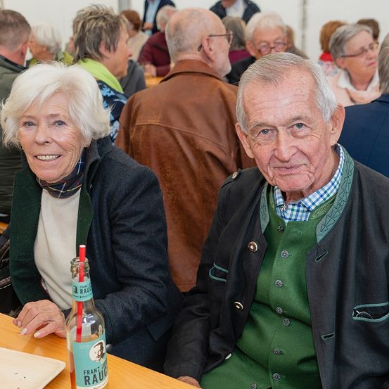 Bild enthält, Adult, Female, Person, Woman, Plywood, Wood, Restaurant, Male, Man, Face