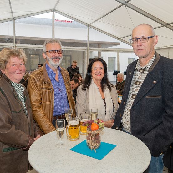 Bild enthält, Coat, Jacket, Beer, Glass, Adult, Male, Man, Person, Restaurant, Plywood
