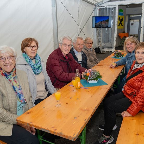 Bild enthält, Plywood, Wood, Table, People, Person, Dining Table, Coat, Tabletop, Adult, Man