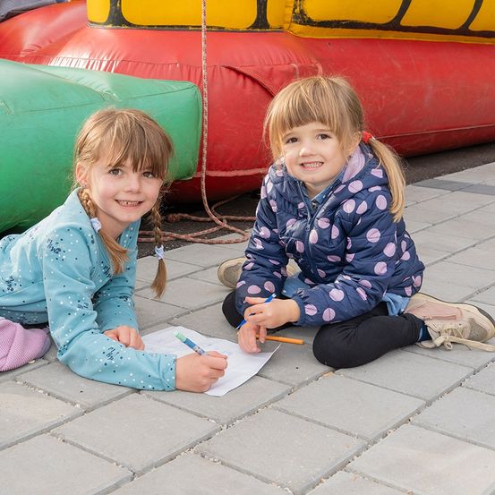 Bild enthält, Child, Female, Girl, Person, Pants, Face, Head, Shoe, Pen, Sitting