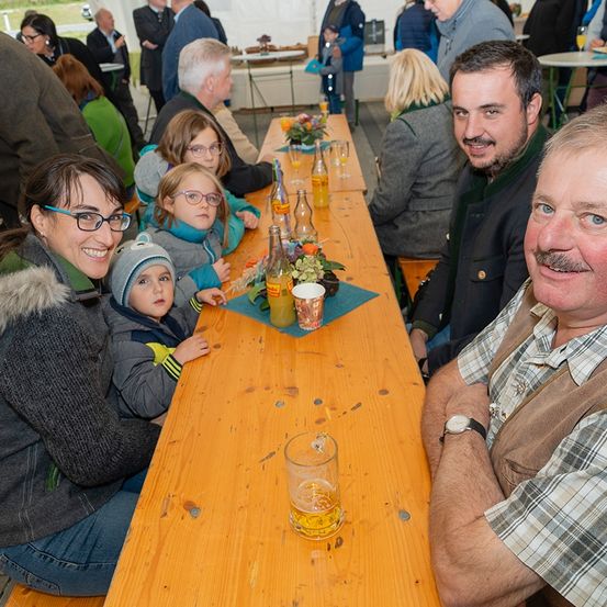 Bild enthält, Plywood, Wood, Restaurant, Table, Dining Table, Adult, Male, Man, Person, Woman