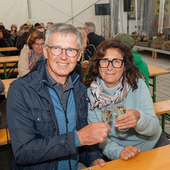 Bild enthält, Plywood, Wood, Restaurant, Cafeteria, Food Court, Adult, Female, Person, Woman, Finger
