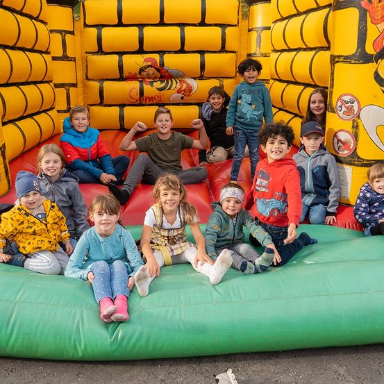 Bild enthält, People, Person, Boy, Child, Male, Female, Girl, Inflatable, Pants, Shoe
