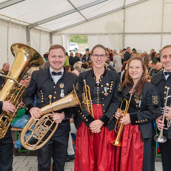 Bild enthält, Group Performance, Music Band, Person, People, Tuba, Adult, Female, Woman, Male, Man