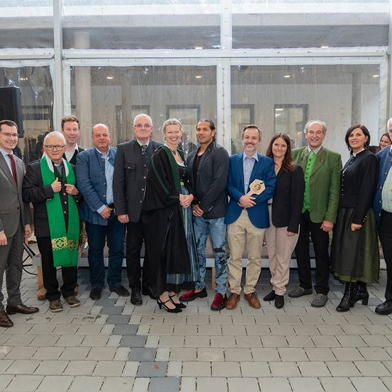Bild enthält, Groupshot, Person, People, Coat, Blazer, Jacket, Adult, Male, Man, Pants