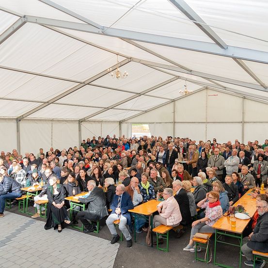 Bild enthält, People, Person, Indoors, Crowd, Jeans, Classroom, School, Hall, Audience, Shelter