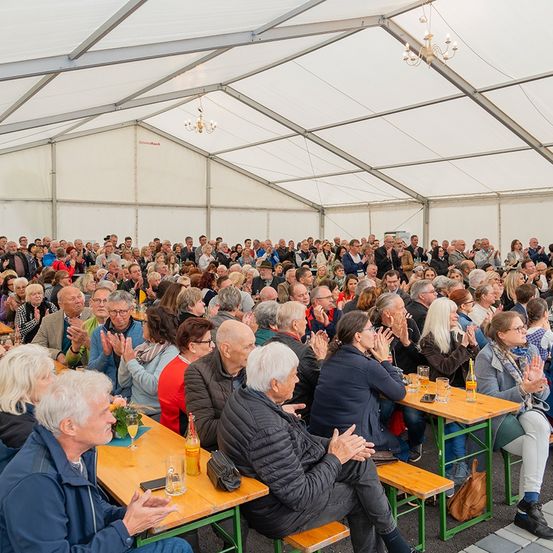 Bild enthält, People, Person, Adult, Female, Woman, Male, Man, Indoors, Jacket, Crowd