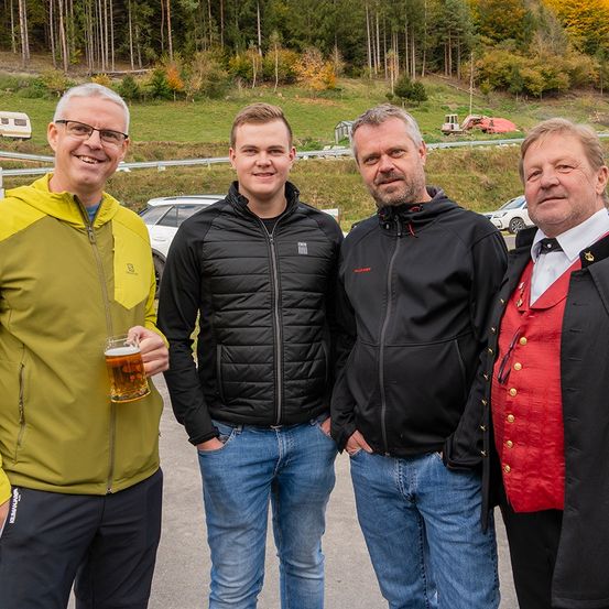 Bild enthält, Coat, Jacket, Jeans, Pants, Adult, Male, Man, Person, Beer, Blazer