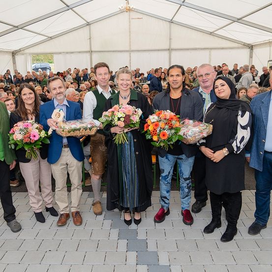 Bild enthält, Flower Arrangement, Flower Bouquet, People, Person, Jeans, Adult, Female, Woman, Male, Man