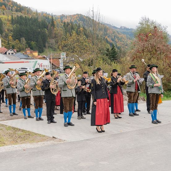 Bild enthält, People, Person, Group Performance, Car, Transportation, Vehicle, Brass Section, Horn, Musical Instrument