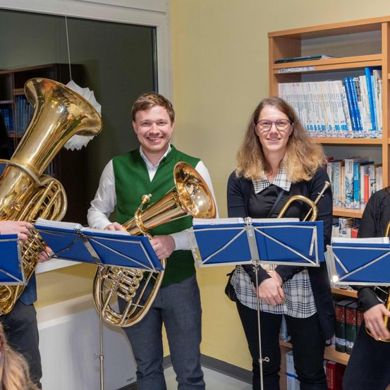 Bild enthält, Adult, Female, Person, Woman, Horn, Musical Instrument, Tuba, Male, Man, Face