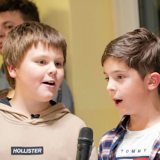 Bild enthält, Microphone, People, Person, Boy, Child, Male, Crowd, Face, Audience, Speech