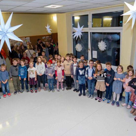 Bild enthält, People, Person, Pants, Kindergarten, Jeans, Shoe, Face, Photography, Portrait, School