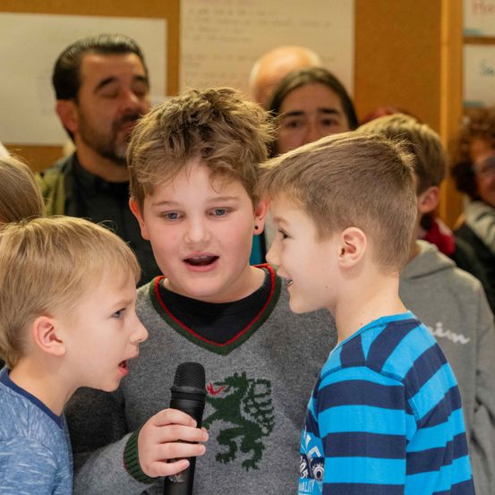 Bild enthält, Microphone, Boy, Child, Male, Person, Adult, Man, Female, Woman, Crowd