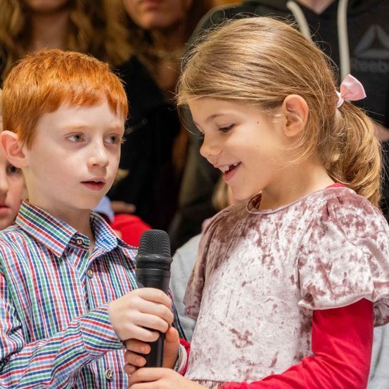 Bild enthält, Child, Female, Girl, Person, Boy, Male, Microphone, Crowd, Face, People