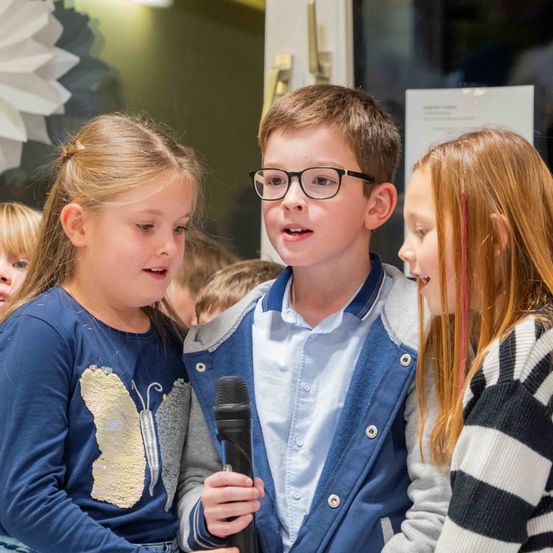 Bild enthält, Person, Microphone, People, Crowd, Face, Glasses, Boy, Child, Male, Conversation