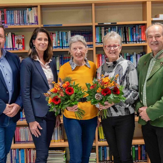 Bild enthält, Flower Arrangement, Flower Bouquet, Adult, Female, Person, Woman, Groupshot, Library, Male, Man