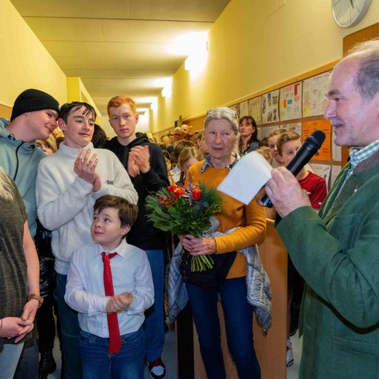 Bild enthält, Adult, Female, Person, Woman, Male, Man, Flower Bouquet, Jeans, Boy, Child