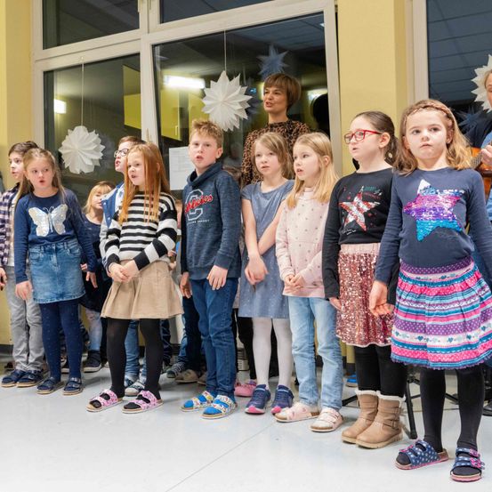 Bild enthält, Pants, People, Person, Skirt, Groupshot, Child, Female, Girl, Adult, Woman