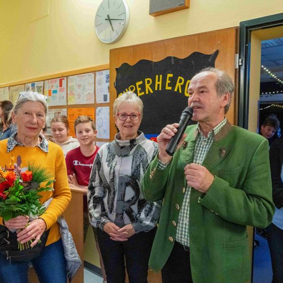 Bild enthält, Adult, Male, Man, Person, Female, Woman, Crowd, Flower Arrangement, Flower Bouquet, Child