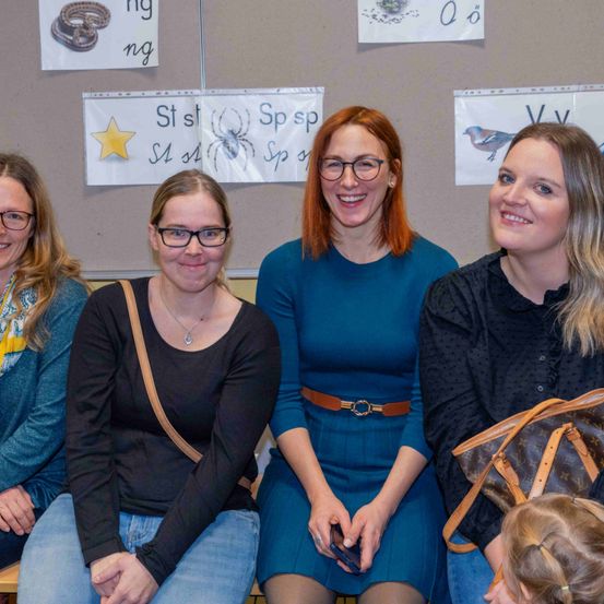 Bild enthält, Groupshot, Person, Adult, Female, Woman, Face, Glasses, Belt, People, Jeans