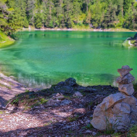 Bild enthält, Nature, Outdoors, Wilderness, Rock, Lake, Water, Tree, Scenery, Vegetation, Pond
