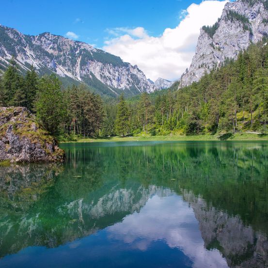 Bild enthält, Lake, Nature, Outdoors, Water, Fir, Tree, Scenery, Wilderness, Mountain, Mountain Range