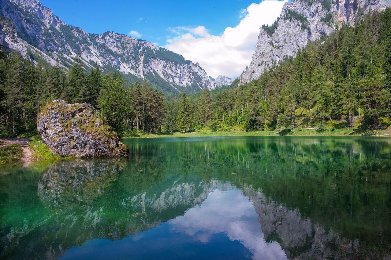 Bild enthält, Lake, Nature, Outdoors, Water, Fir, Tree, Scenery, Wilderness, Mountain, Mountain Range