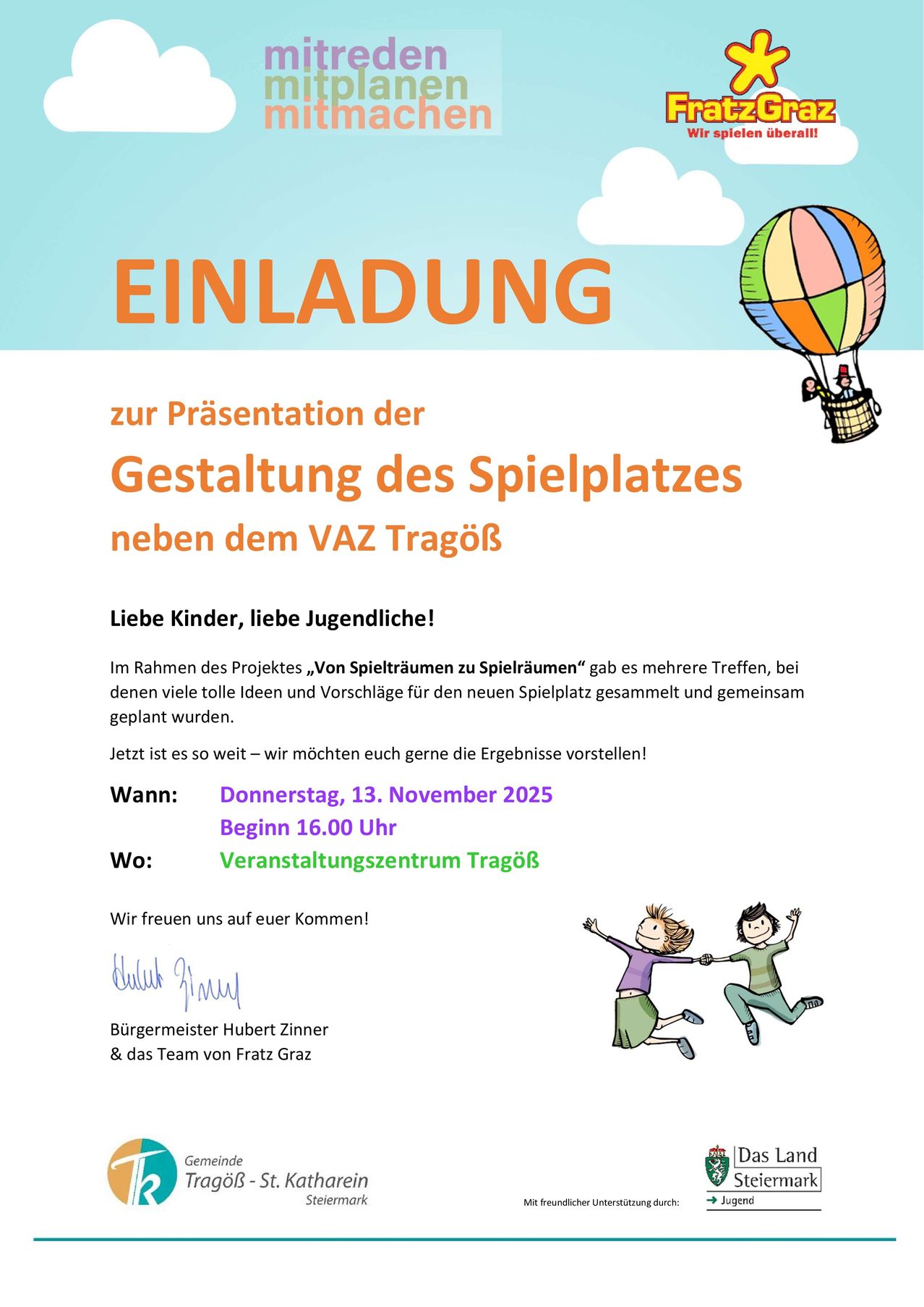 Das Bild zeigt eine Einladung zur Präsentation eines Spielplatzdesigns. Es ist auf den 13. November 2025 um 16.00 Uhr im Veranstaltungszentrum Trago datiert. Das Bild enthält Illustrationen von spielenden Kindern und einem bunten Heißluftballon.