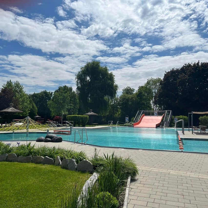 Bild enthält, Pool, Water, Swimming Pool, Outdoors, Nature, Scenery, Aerial View, Bench