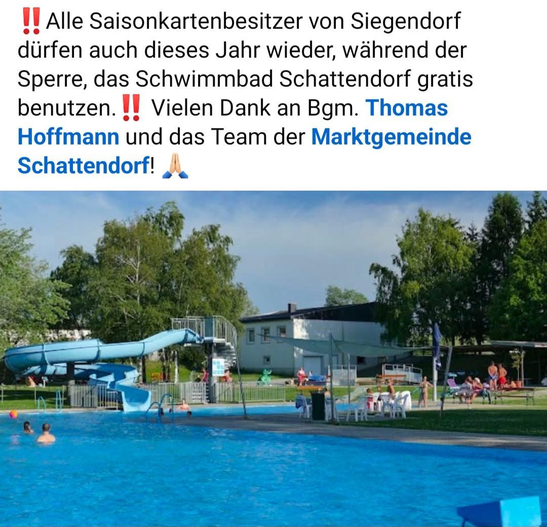 Ein Freibad mit Wasserrutsche und Menschen, die schwimmen und sich entspannen. Der Pool ist von Bäumen umgeben und hat ein Gebäude im Hintergrund.