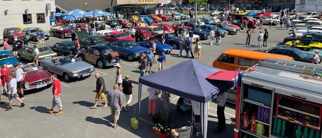 Bild enthält, Car, Car Show, Transportation, Vehicle, Outdoors, Person, Aerial View, Parking Lot, Machine, Wheel