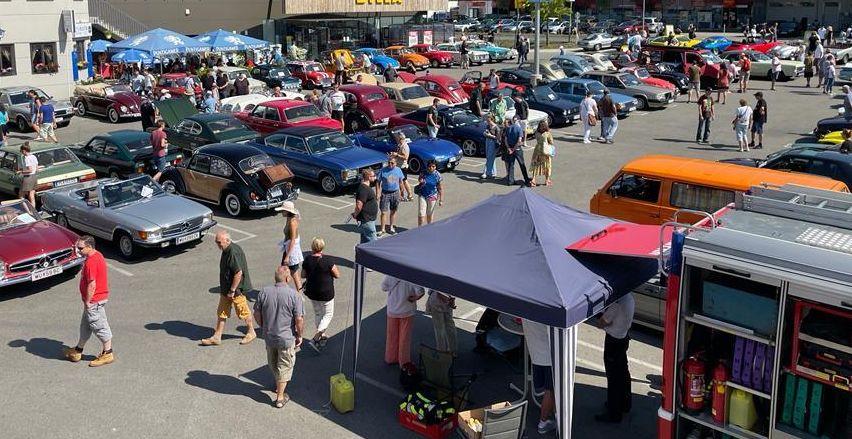 Bild enthält, Car, Car Show, Transportation, Vehicle, Outdoors, Person, Aerial View, Parking Lot, Machine, Wheel