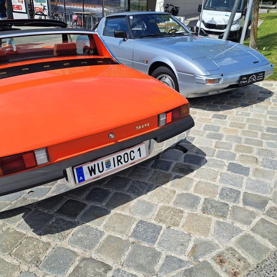 Bild enthält, Path, Car, Vehicle, Bumper, Person, Bicycle, Walkway, Road, Wheel, Coupe
