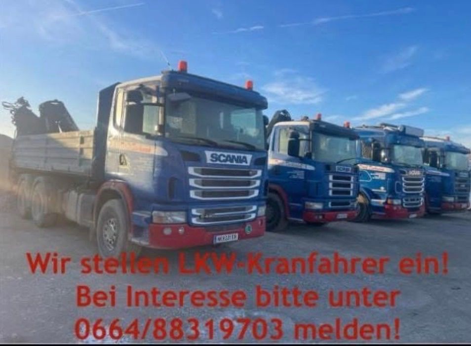 Eine Reihe blauer Scania-Lkws steht auf einer Straße. Der Text auf dem Bild sagt 'Wir stellen LKW-Kranffahrer ein' und eine Telefonnummer zur Kontaktaufnahme.