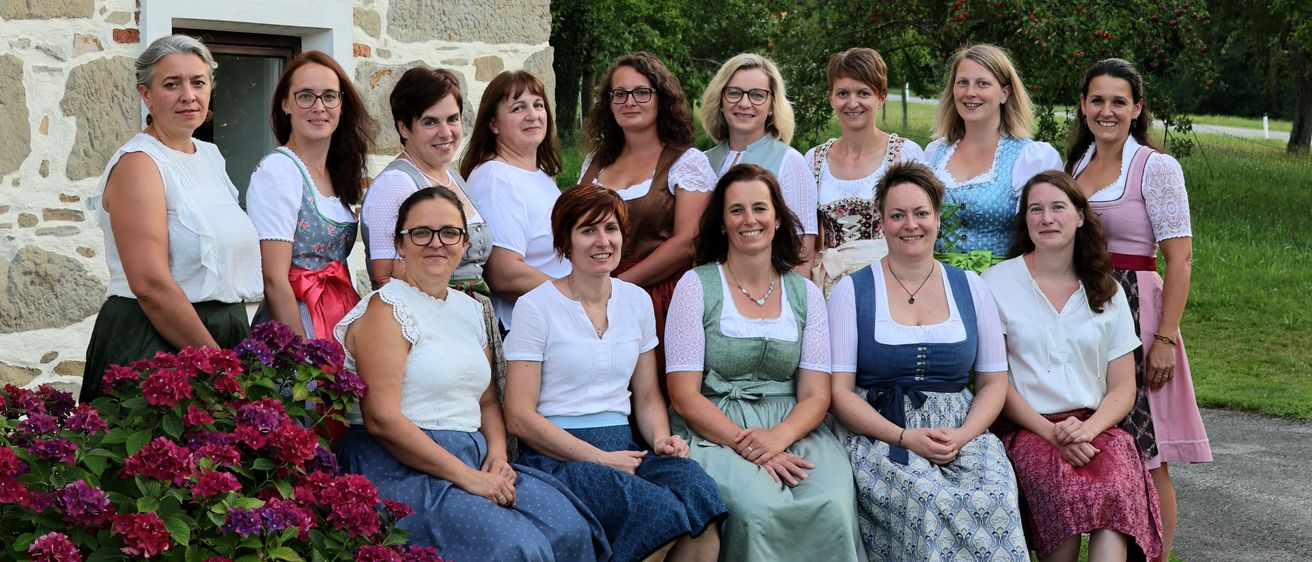 Bild enthält, People, Person, Groupshot, Adult, Female, Woman, Flower Arrangement, Flower Bouquet, Bride, Grass