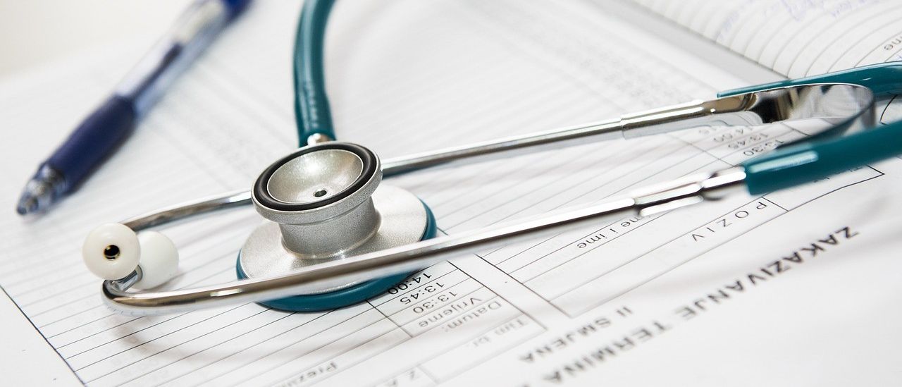 Bild enthält, Pen, Stethoscope, Scissors