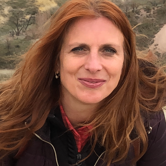 Bild enthält, Coat, Jacket, Head, Person, Photography, Portrait, Smile, Adult, Female, Woman