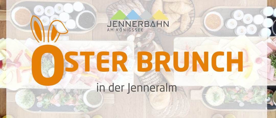 Ein Frühstücksbuffet mit Eiern, Brot und Getränken auf einem Holztisch. Ein Logo für Jennerbahn Am Konigsee ist zu sehen.