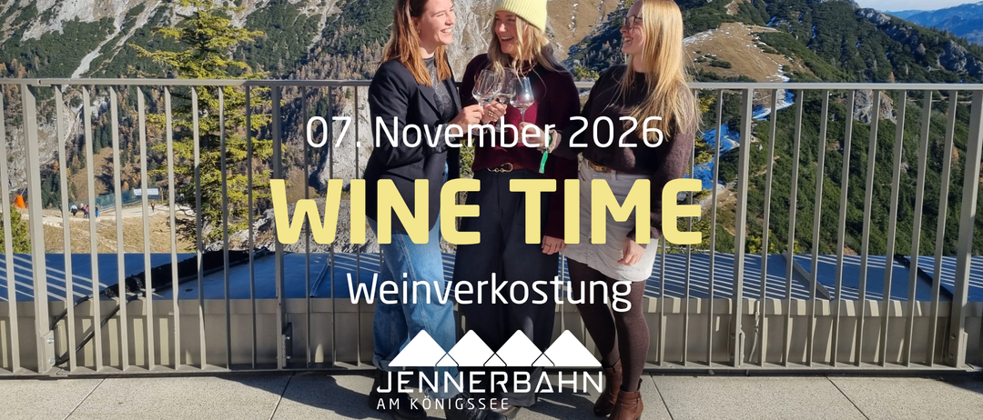 Drei Frauen stehen zusammen auf einem Balkon, lächeln und halten Weingläser in der Hand. Sie tragen Winterkleidung und stehen vor einer Bergkette. Der Text lautet '07. November 2026 WINE TIME Weinverkostung JENNERBAHN AM KÖNIGSSEE.'