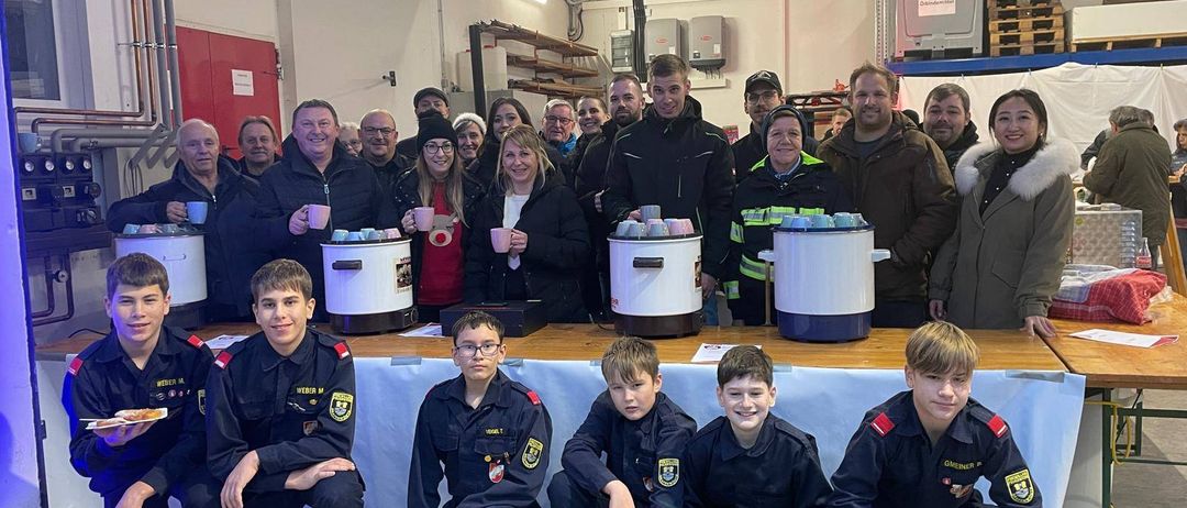 Bild enthält, Adult, Female, Person, Woman, Groupshot, Male, Man, Officer, People, Glasses