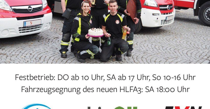 Feuerwehrleute posieren mit Wein und Kuchen. Veranstaltungsbetrieb von Do bis 10 Uhr, Sa ab 17 Uhr, So 10-16 Uhr. Fahrzeugvorstellung des neuen HLFA3: Sa 18:00 Uhr.
