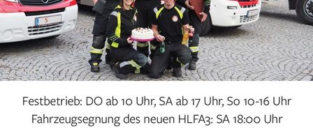 Feuerwehrleute posieren mit Wein und Kuchen. Veranstaltungsbetrieb von Do bis 10 Uhr, Sa ab 17 Uhr, So 10-16 Uhr. Fahrzeugvorstellung des neuen HLFA3: Sa 18:00 Uhr.