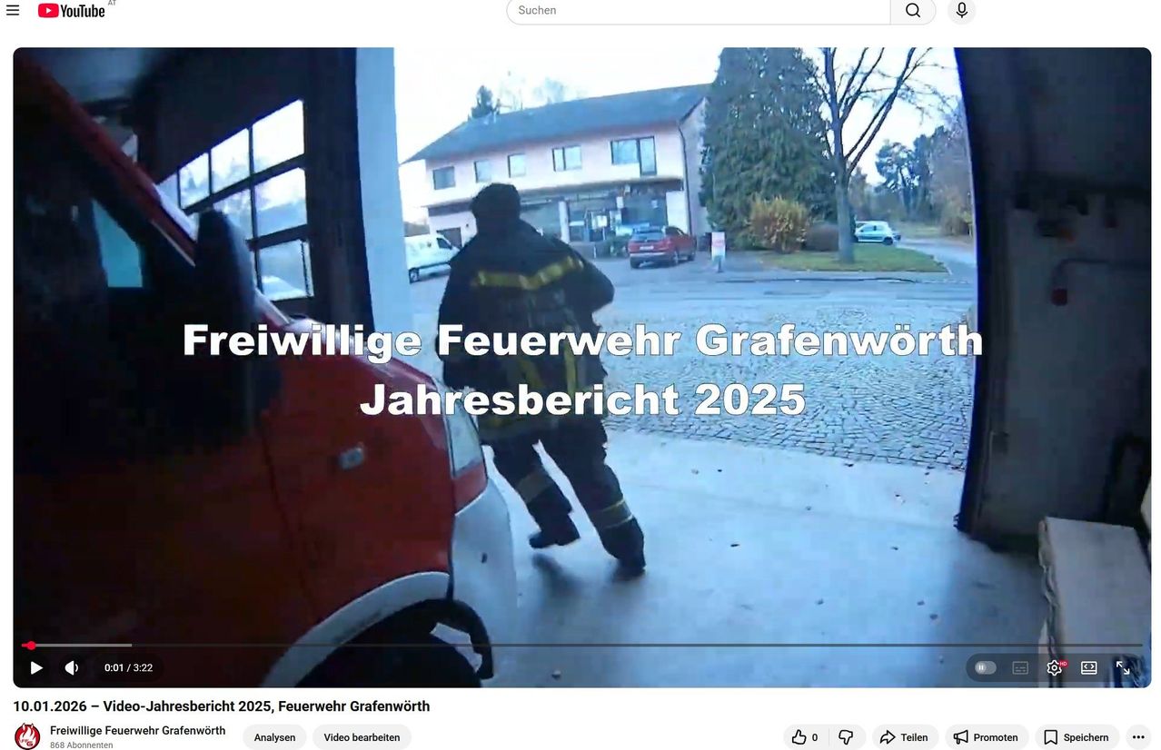 Ein Feuerwehrmann verlässt einen roten Feuerwehrwagen. Der Textüberlagerung lautet 'Freiwillige Feuerwehr Grafenwörth Jahresbericht 2025.' Ein Haus und geparkte Autos sind im Hintergrund zu sehen.