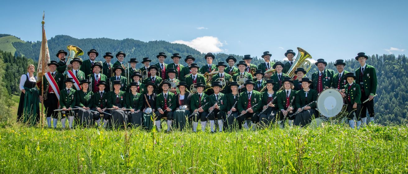Bild enthält, People, Person, Group Performance, Music, Music Band, Musical Instrument, Musician, Field, Grass, Grassland